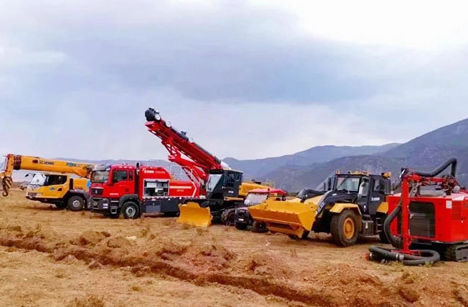 徐工參與空地聯(lián)合營救滅火、“孤島”救援、堰塞湖險情處置等實戰(zhàn)演練。