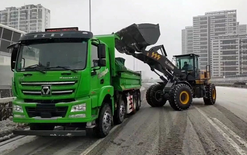 除雪保暢通，徐工汽車在行動