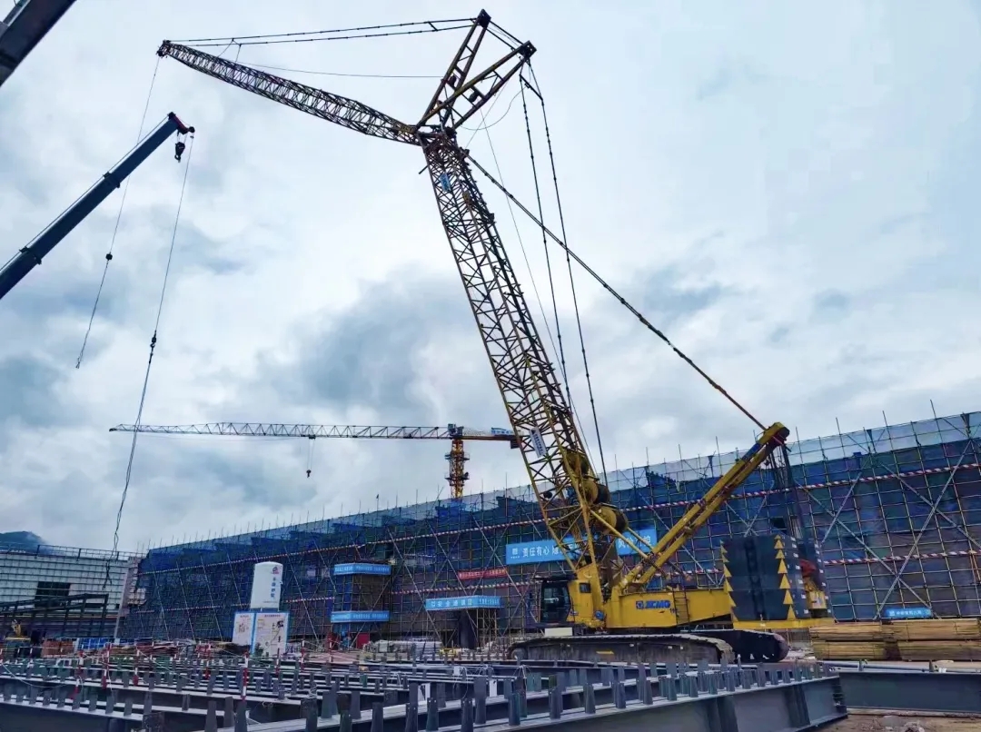 “鋼”鐵的意志！徐工XGC320履帶起重機參建大跨度鋼結(jié)構(gòu)工業(yè)廠房